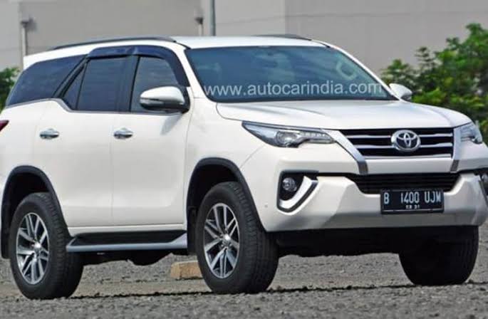 Toyota Fortuner Legender side profile